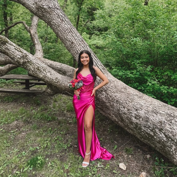 It’s in perfect condition only wore once! Paid $350 asking $200! Size 00 - Picture 2 of 3